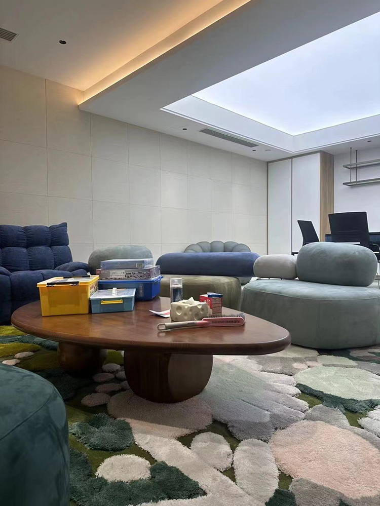 A custom made tufted moss rug with high piles of white and grey yarns, in a well illuminated minimalist living room